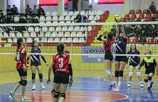 Voleybol turnuvası büyük heyecan sahne oldu