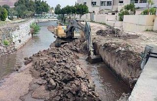 Yağışlarda zarar gören dere duvarları tamir ediliyor