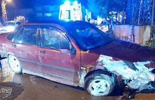 Yağmurlu yolda virajı alamayarak duvara çarptı:...