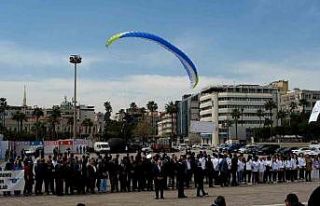 Yamaç paraşütçüsü törendeki kalabalığa çarptı