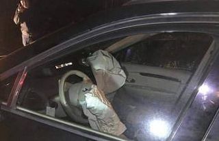 Yamaçtan kopan dev kayalar Hopa-Kemalpaşa karayolunu...