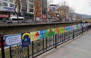 Yaptıkları bin 920 resimle kentin sokaklarını...