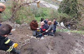 Yaşlı adam çöp toplarken uçuruma yuvarlandı