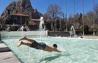 Yaşlılar uykuya, çocuklar havuza daldı