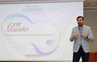 Yazar Efiloğlu üniversite öğrencileriyle bir araya...