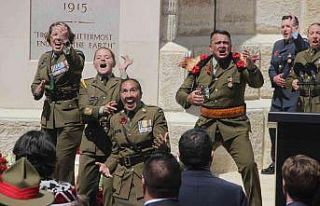 Yeni Zelanda askerleri atalarını ’haka’ dansıyla...