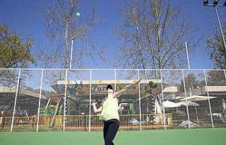 Yenilenen tenis kortları açıldı