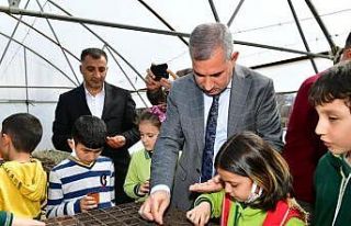 Yeşilyurt’ta dededen toruna tohumlar toprakla buluşuyor