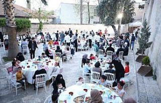 Yetim ve öksüz çocuklar iftarda buluştu