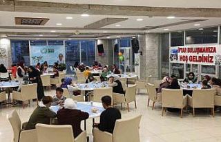 Yetim ve öksüzler iftar yemeğinde buluştu