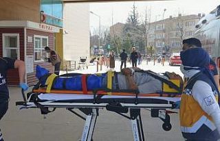 Yıkılan duvarın altında kalan işçi ağır yaralandı