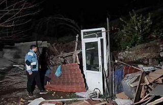 Yıkılan istinat duvarı sebebiyle bir ev tahliye...