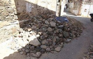 Yıkılan tarihi binanın duvarları 5 aydır kaldırılmadı