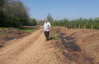 Yıllardır yol kenarına dökülen gübre vatandaşın...