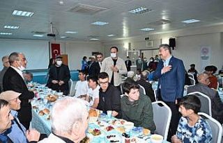 Yılmaz çifti, huzur evi sakinleri ile yetim çocukları...