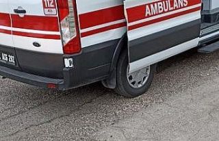 Yol kenarında hareketsiz yatan kişi ekipleri harekete...