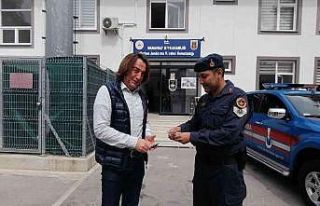 Yolda bulduğu 300 doları jandarmaya teslim etti