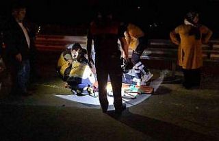 Yoldan çıkan otomobil karşı şeride geçip bariyerlere...