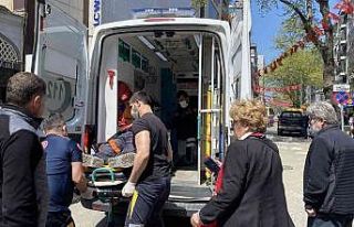 Yolun karşısına geçmek isteyen adama ticari taksi...