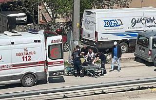 Yolun karşısına geçmeye çalışan yayaya elektrikli...