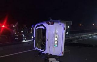 Yolun ortasındaki beton bariyere çarpan aracın...
