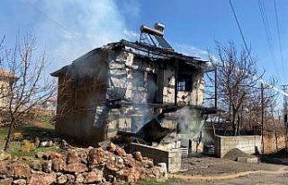 Yozgat’ta 2 katlı bina alevlere teslim oldu