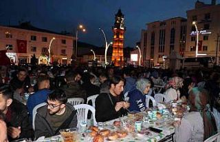 Yozgat’ta vatandaşlar iftar sofrasında bir araya...