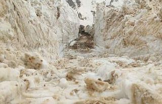 Yüksekova’da açılan yollar kar tünellerini andırıyor