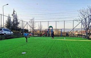 Yunus Emre Mahallesi’ndeki saha yenilendi