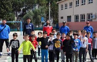 Yunusemre Belediyespor’dan Laleli İlkokulunda futbolcu...