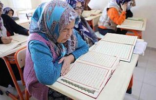 Yüreğir’de kadınlar Kur’an-ı Kerim öğreniyor