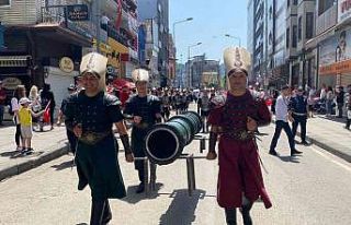 10 metrelik gemiyi karadan yürüttüler, gören hayrete...