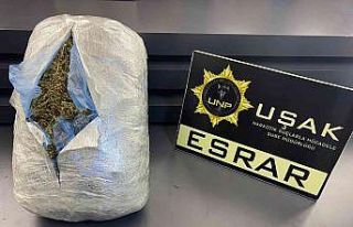 1 kilo esrarla yakalanıp serbest bırakıldılar