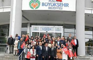 41 öğrenciye kamp için Çanakkale’ye uğurladı