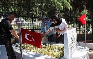 48 yıldır ilk defa şehit kardeşlerinin kabrini...