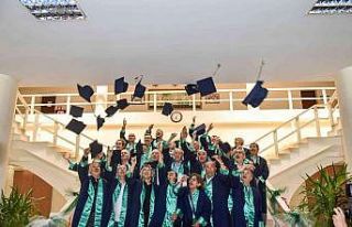 50 yıl sonra cübbe giyip kep fırlattılar