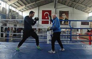 71 yaşındaki Dünya Boks Şampiyonu Kemal Sonunur...