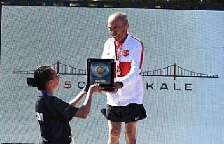 73 yaşındaki milli sporcu, madalya ve kupasını...
