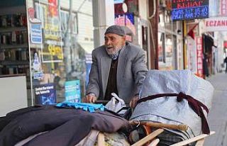 93 yaşındaki Ahmet dede gençlere taş çıkartıyor