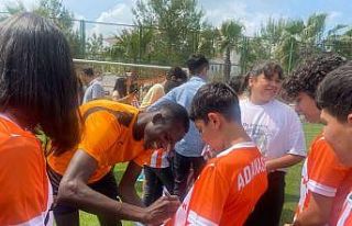 Adanaspor, bayramı gençlerle kutladı