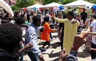 Afrikalı öğrenciler ‘Tokat sarması’ oynadı