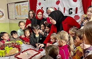 Ağrılı çocuklar, Çilek Şenliği ile doyasıya...