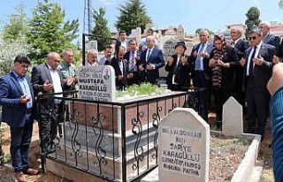 ‘Ahi Baba’ Mustafa Karagüllü, mezarı başında...