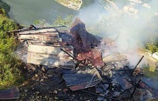 Ahır ve merek olarak kullanılan 2 katlı binada...