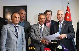 Ahmet Nur Çebi listesini teslim etti