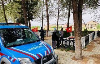 Ahmetli’de jandarmadan 60 çocuğa bayramlık