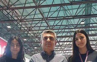 Ailece madalya ile döndüler