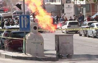 AK Parti Ataşehir İlçe Başkanlığı önünde...