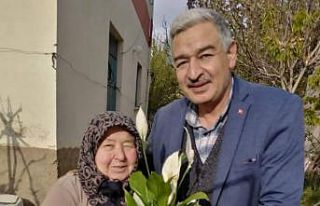 AK Parti Tomarza’da annelere çiçek verdi