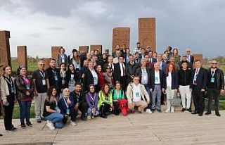 Akademisyenler Ahlat’ın tarihi mekanlarını gezdi